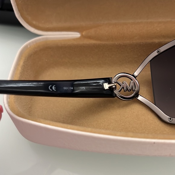 Michael Kors sunglasses with case 😎 - Picture 5 of 9